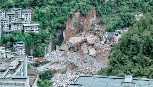 彭水山体崩塌;侯开云;首位预警者;落石;裂口