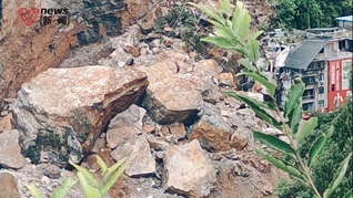 实探重庆彭水山体崩塌，最大山石相当于一栋楼，附近房屋依山而建