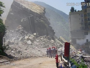 地方新闻精选 | 重庆彭水山体崩塌进入深度救援 群众举报煤矿作业人员超限获奖16.5万