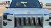 自驾新能源汽车跨境突遭远程锁车30多小时，品牌客服：无法提前报备规避