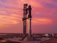 SpaceX上市后星舰首飞：首次部署真卫星，商业运营启航