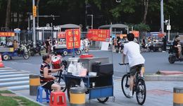 被地摊截流生意，一批餐饮店开始“摆摊”了
