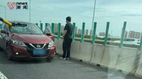 高架货车撞飞限高杆，杆子直接击穿路过小车，苏州警方：红色轿车内仅有一人，暂无人员伤亡