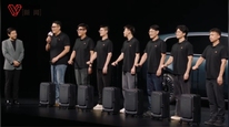 7个大高个走出N90Max，雷军亲自比身高叹没优势，最高196小伙坐二排秀空间