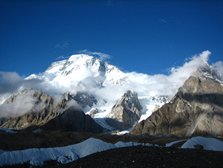 中国登山家王钟遗体被运至洛德峰营地，十人国际登山队全部遇难