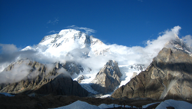中国登山家王钟遗体被运至洛德峰营地，十人国际登山队全部遇难
