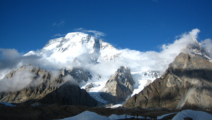 中国登山家王钟遗体被运至洛德峰营地,十人国际登山队全部遇难