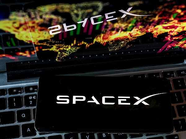 SpaceX;上市首份季报;营收近乎翻倍;高额AI投入;盘后股价跌超8%
