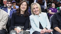 蔡崇信前妻吴明华公开亮相，与希拉里同看美国女篮比赛，离婚后商业帝国与球队股权不变