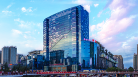 追踪|官方通报赛格商场坠亡事件:千万元违约金过高,其撤店行为亦未考虑商户现状