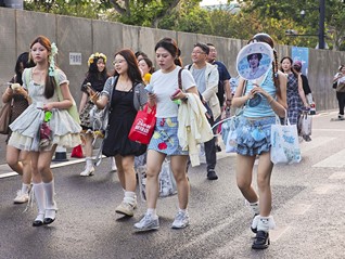 化妆师不够用了，时代少年团上海演唱会带火新消费场景