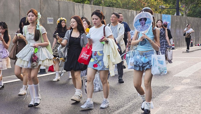 时代少年团;上海演唱会;应援消费;化妆师
