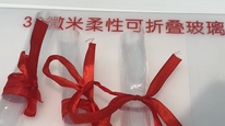 活力中国调研行｜你每天用的折叠手机，里面可能藏着一块“软玻璃”：0.03毫米厚、可弯折100万次，玻璃正在变成“高科技材料”