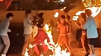 一演员演出裙摆意外引燃，台上多人紧急扑火