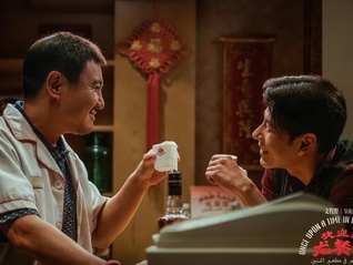 《欢迎来龙餐馆》两家出品方股价涨停，点映及预售票房达1.34亿