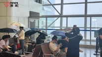 无锡一机场回应大量旅客撑伞候机