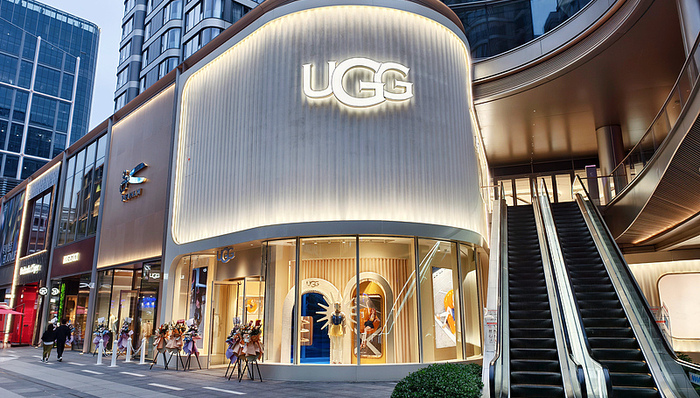 雪地靴鼻祖急了!UGG猛推千元凉鞋