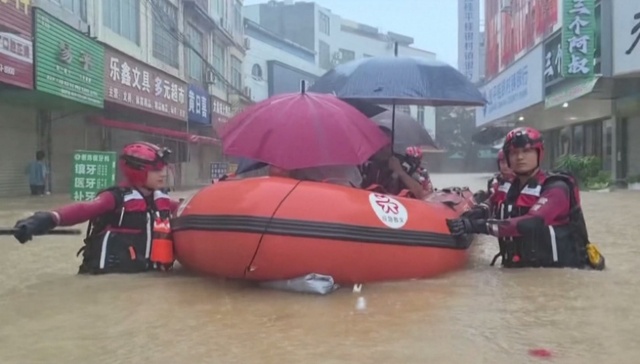 直通部委｜7月自然灾害致318人死亡或失踪 两部门调拨3万件物资支持河南救灾