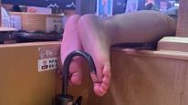 就餐邻桌小孩跨过挡板，脚踩寿司郎供茶水龙头？广州门店：属实，已消毒完毕