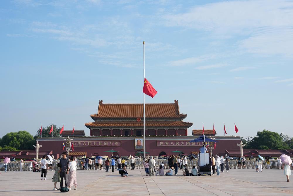 天安门下半旗悼念朱镕基同志