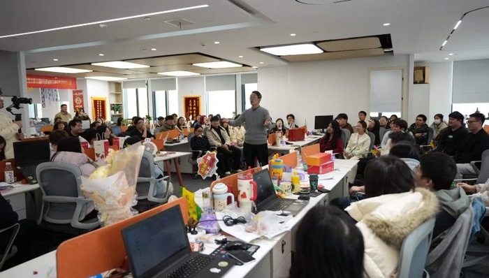 网红985教授;舆论漩涡;关联公司;员工被拖欠工资