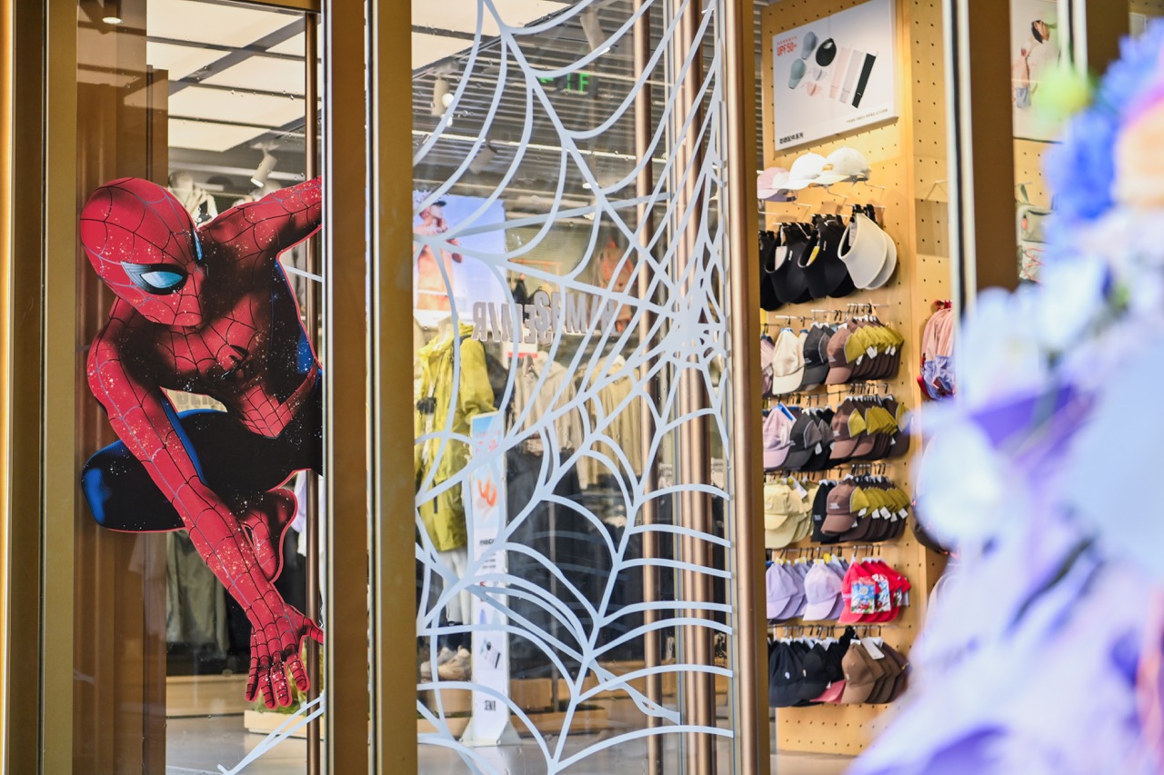 森马豫园开大店，思加图联名王薇薇，服装业正经历什么？