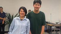 董明珠现身格力技工学校，与15岁学生比身高