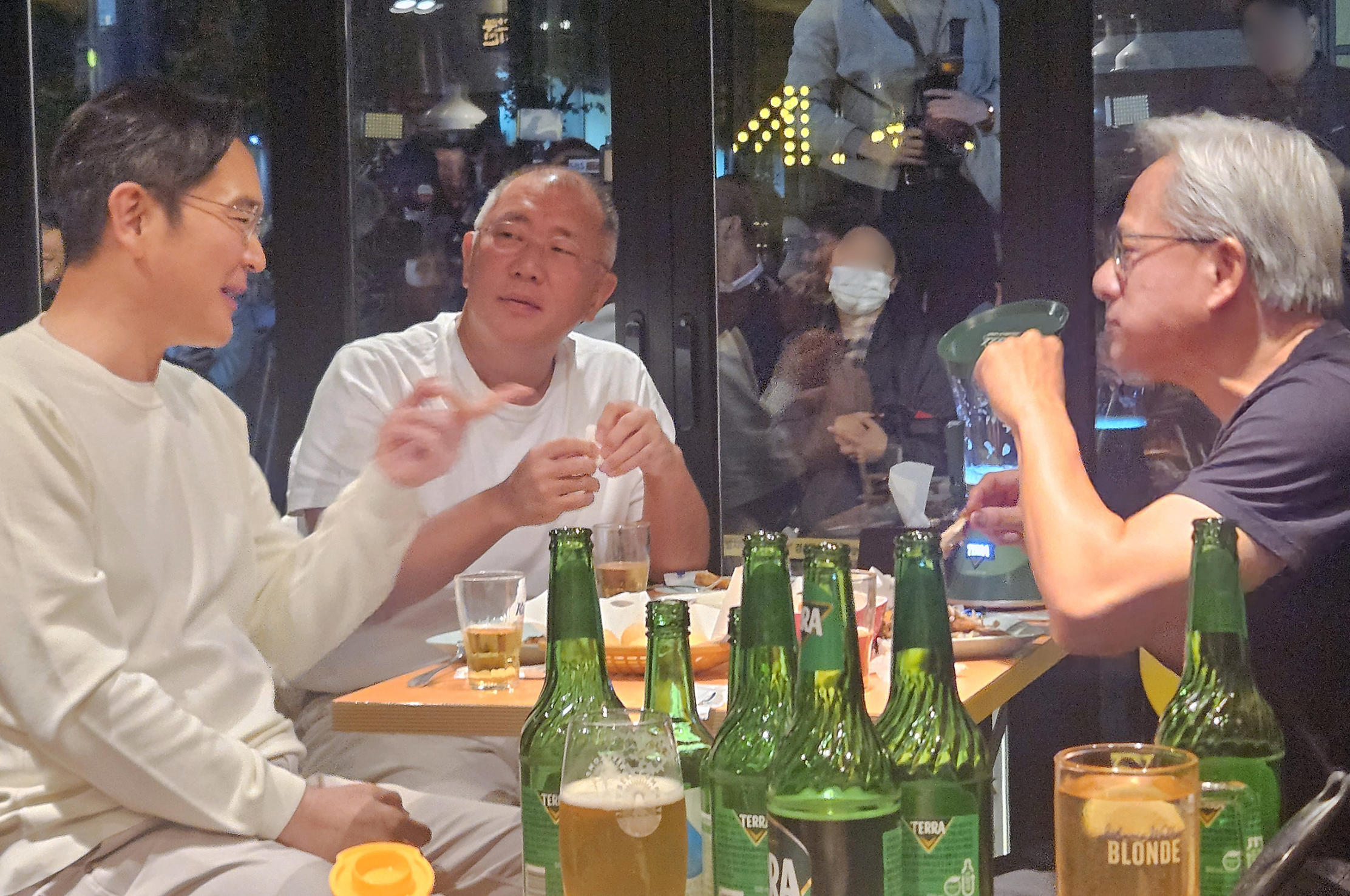 从“炸鸡局”到“兆元宴”，黄仁勋调侃“我和谁吃饭，第二天股价就翻倍”|界面新闻 · 科技