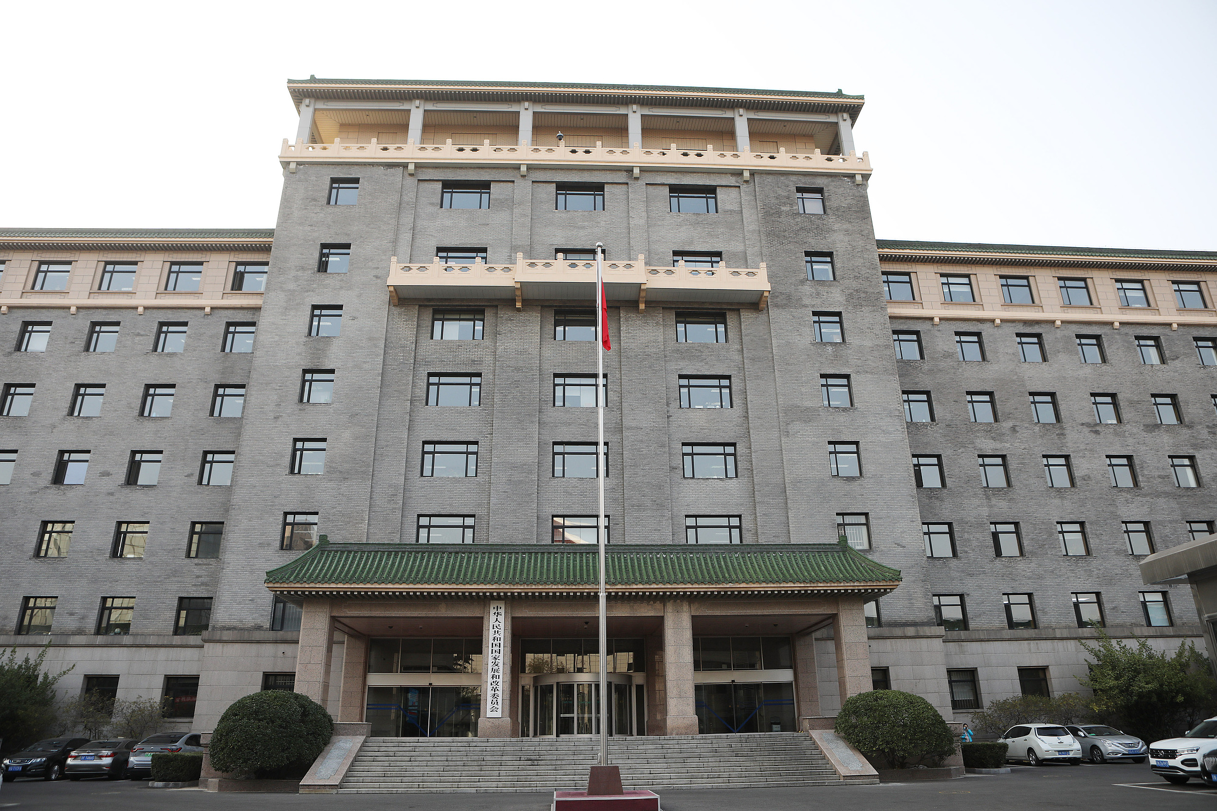 发改委驳“中国挤压”论：中国为全球南方工业化“搭梯子”