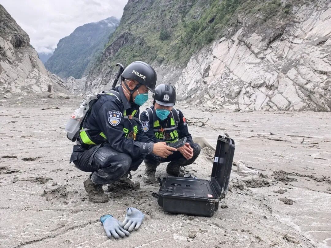 移民管理抢险救援突击队在吉隆口岸联检大楼附近开展地毯式搜救