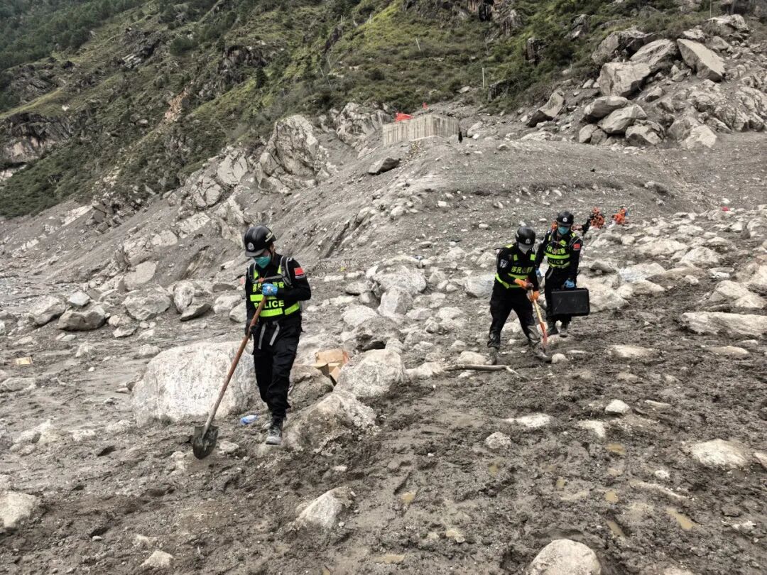 移民管理抢险救援突击队在吉隆口岸联检大楼附近开展地毯式搜救