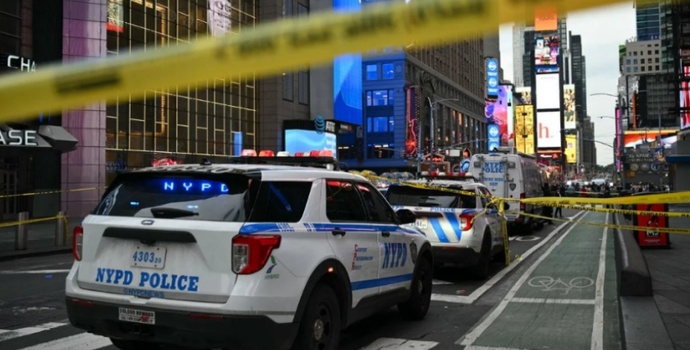 美国银行副总裁在纽约时代广场遭刺杀身亡，警方认为系随机袭击