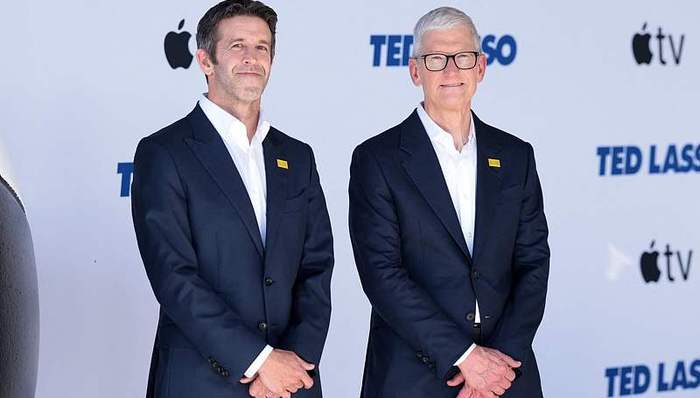 苹果新CEO特努斯新财年目标薪酬近4亿元,上任首日开通微博问好