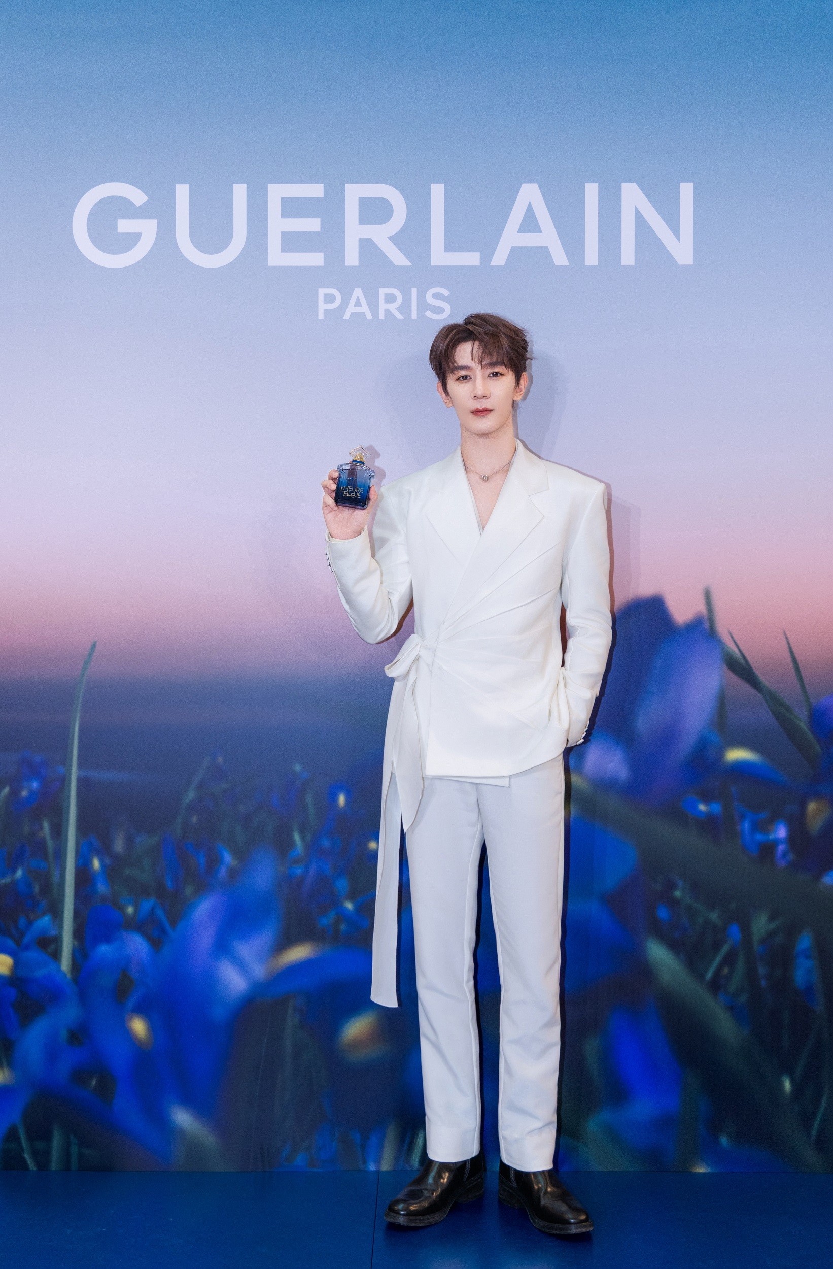 1788338803936288.jpg 法国娇兰品牌挚友——夏之光先生手持蓝调淡香精.JPG