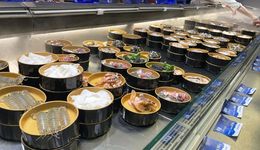 轨道送餐、不卖服务，海底捞用“寿司郎模式”重做火锅？