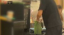 员工被拍到用餐盘压实垃圾，麦当劳：不符合操作标准，餐盘每4小时消毒一次，已和员工重申相关规范