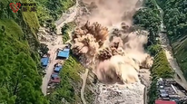 尼泊尔泥石流灾害遇难人数升至1290人，当地民众记录下山洪冲入山谷过程