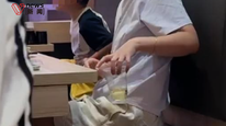 男童站寿司郎餐位上小便问“谁要喝”，家长用杯接，涉事北京门店拉隔离带消杀，市场监管部门将到场调查