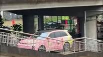 莆田暴雨一辆SUV开上人行天桥避险