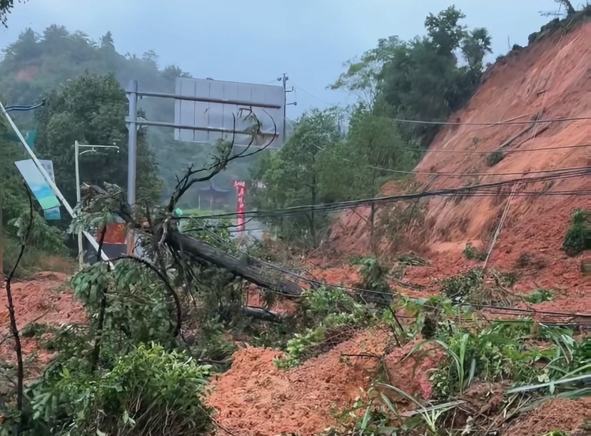 4毫米暴雨后凌晨泥石流：遂川明坑村11人失联，通信中断成救援堵点