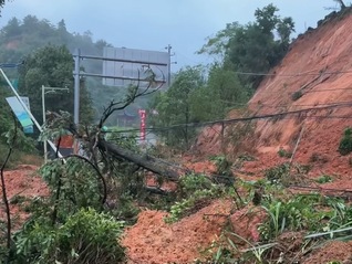 江西遂川县一村庄泥石流致11人失联，急需恢复通讯