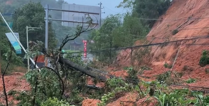 江西遂川县一村庄泥石流致11人失联，急需恢复通讯