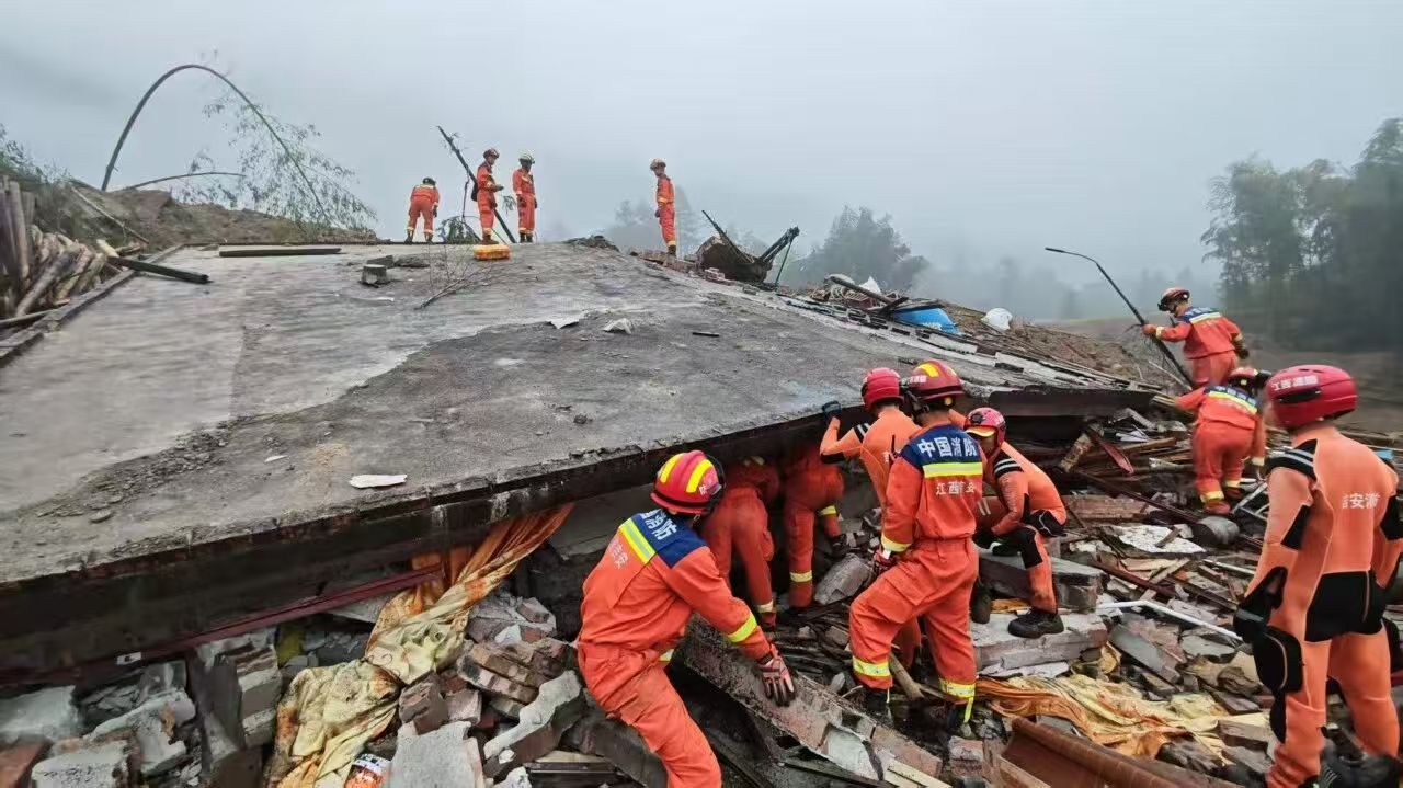 泥石流突袭赣湘交界山村，400人暂栖中学教室待归家