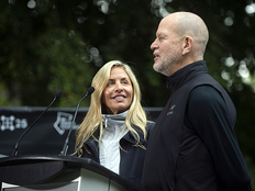 Lululemon创始人婚变，61亿美元财富、近10亿美元股权待分割