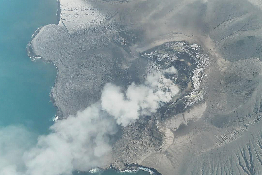 标题印尼火山持续喷发 17万旅客滞留机场