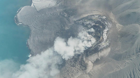 印尼火山持续喷发,17万旅客滞留机场