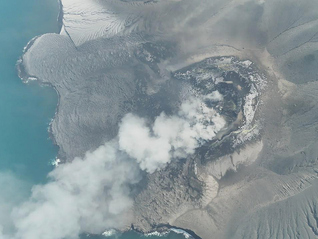 印尼火山持续喷发，17万旅客滞留机场