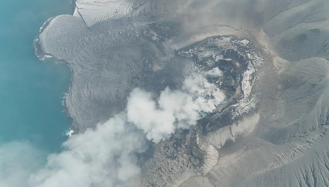 印尼火山持续喷发，17万旅客滞留机场