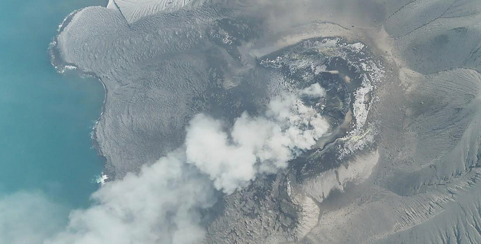 印尼火山持续喷发，17万旅客滞留机场