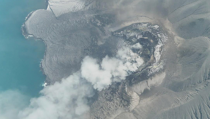 印尼火山持续喷发,17万旅客滞留机场